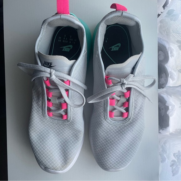 Nike Air Max tennis shoes - Picture 3 of 9